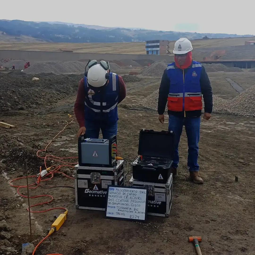 Equipo realizando tomografía eléctrica en campo