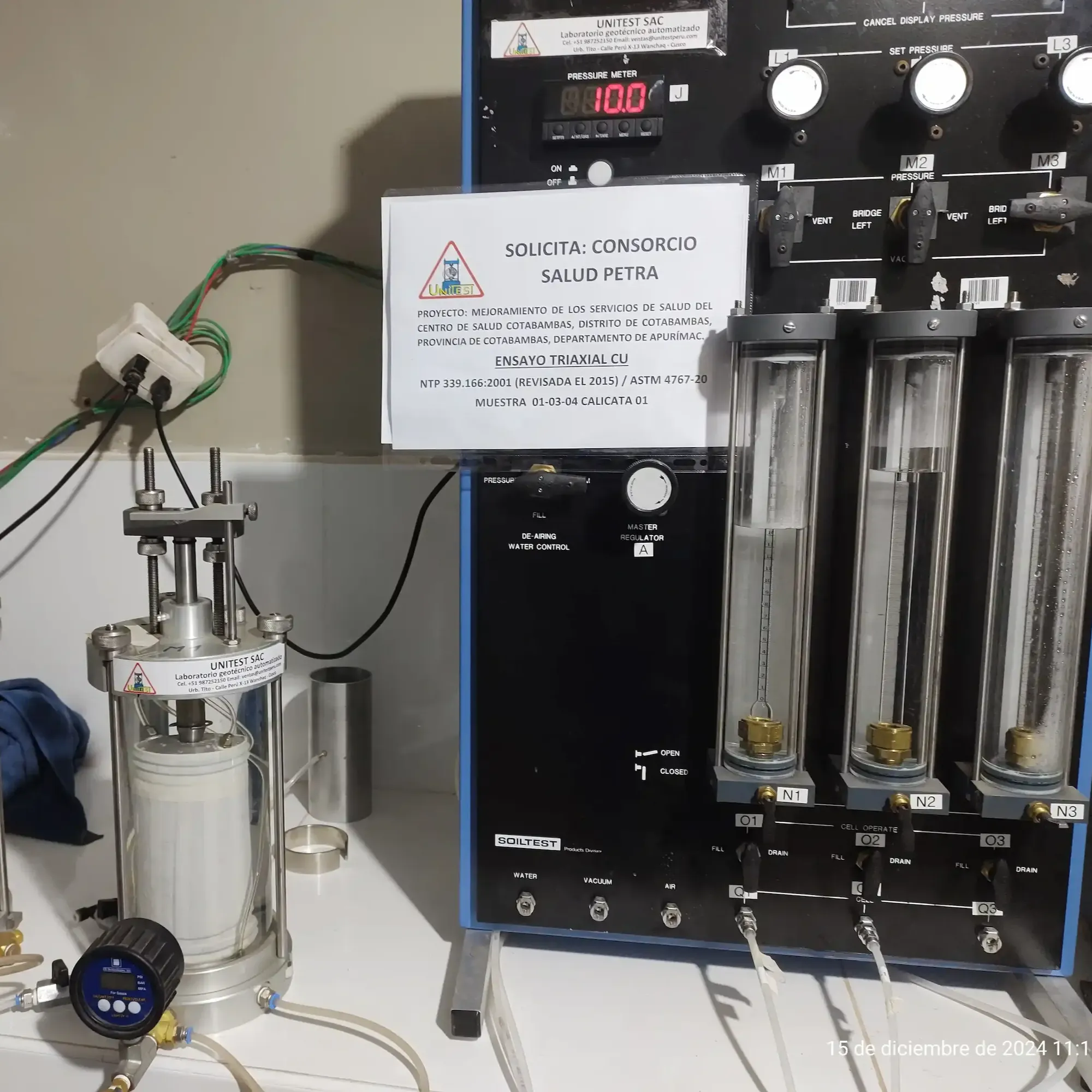 Muestras de suelo y roca en laboratorio
