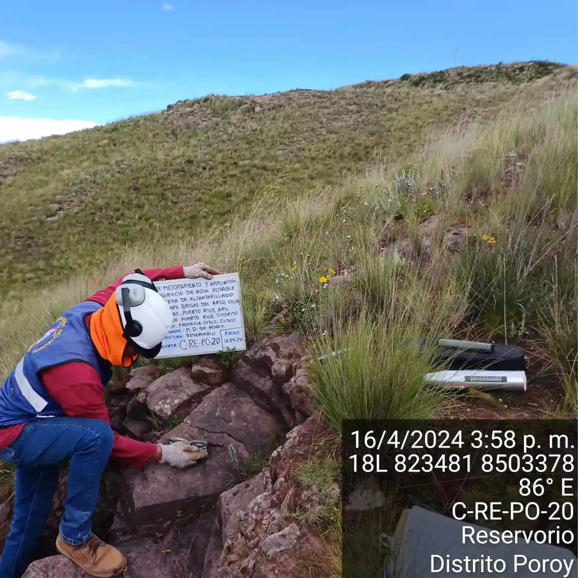Equipo realizando análisis geológico en campo